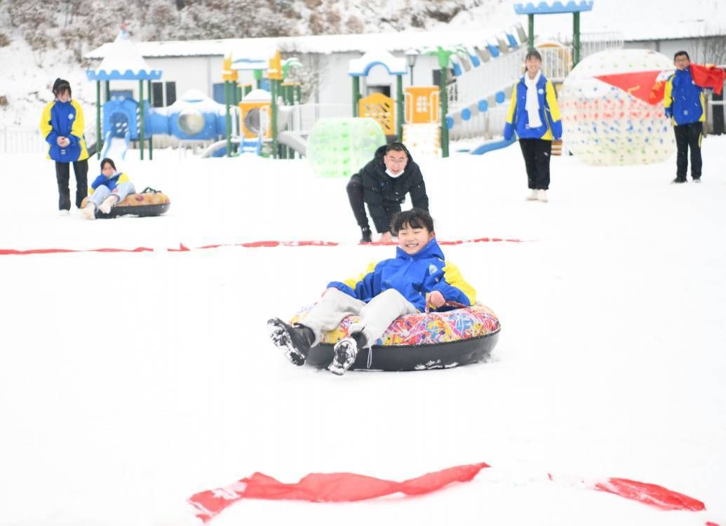 滑雪|四川广元：“冬奥风”催热“冰雪课堂”