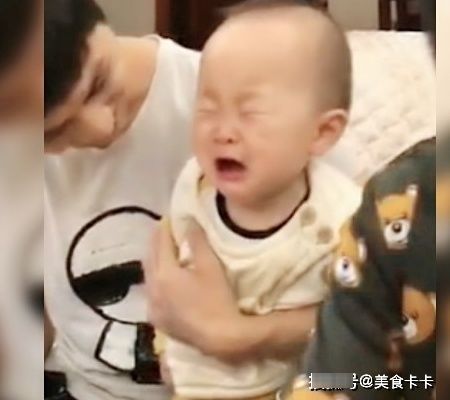 宝妈|全家人准备吃饭,宝妈和宝宝的互动,一家人笑翻:吃货一枚。