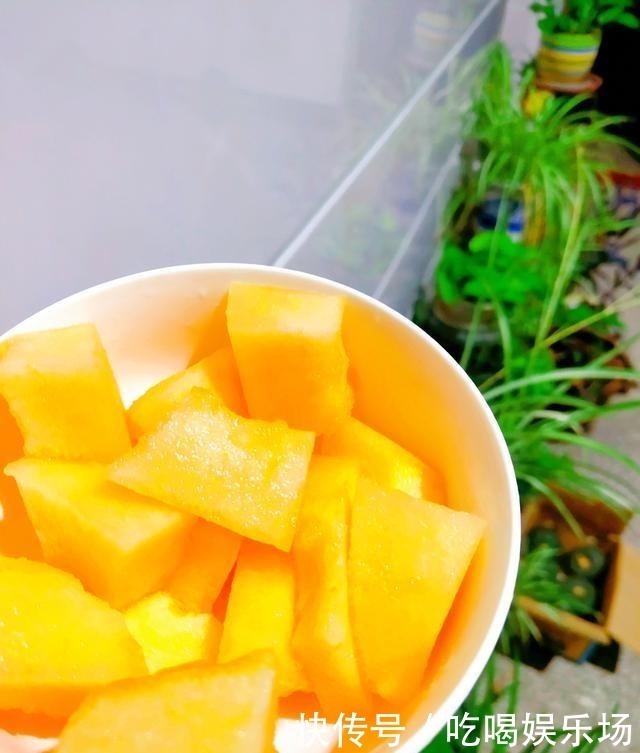 含铁多的甜瓜,是鸡肉的3倍,牛奶的17倍,常被误认是哈密瓜