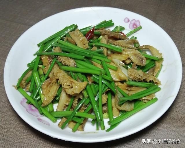 好吃|教你超简单爆炒牛肚丝的家常做法，多做这一步，香辣好吃又下饭