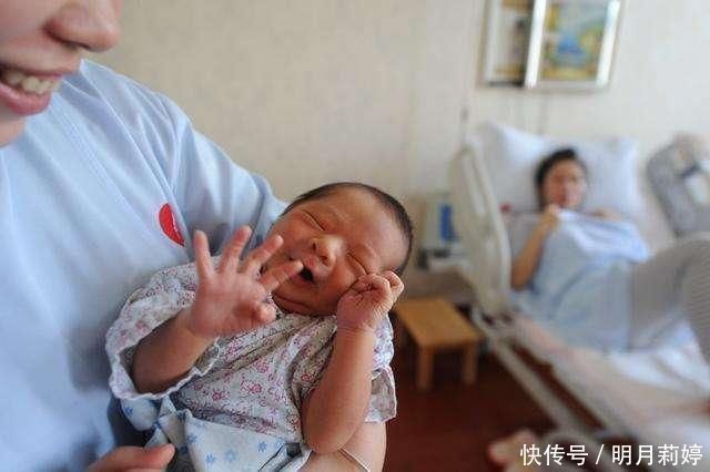 奶奶|四十五岁“二胎妈妈”遇上同龄“年轻奶奶”,早生和晚生差距明显