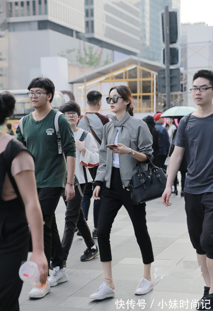 成都街拍,白衬衫搭配黑色短裤,简约大方又不失性感