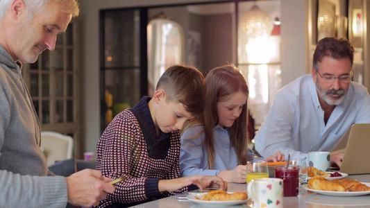 手机|孩子该不该玩手机?家长做好这几点,完全没问题