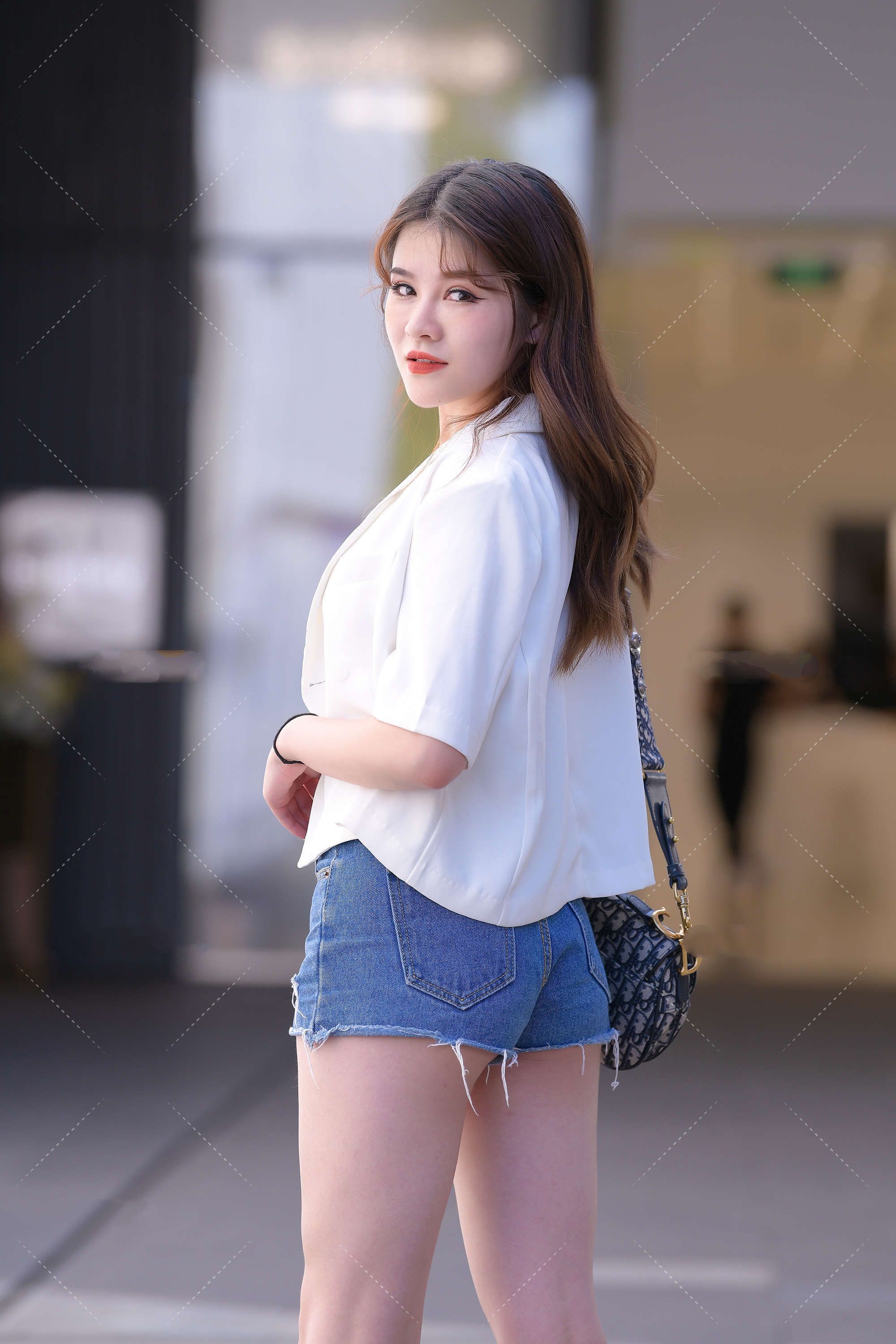 短款西装外套，这样搭又美又飒，展现清新一面