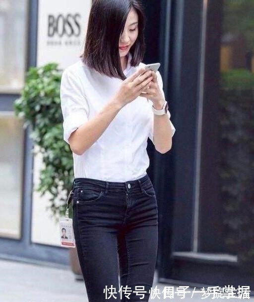 搭配 设计时尚的紧身牛仔裤,穿起来很有范儿,衬托出女性的优越身材!
