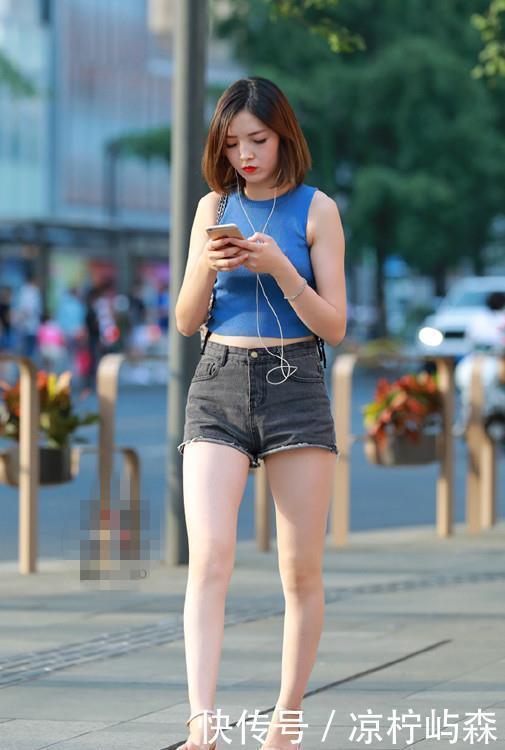 街拍紧身牛仔裤小姐姐微胖妹子这样穿才有型