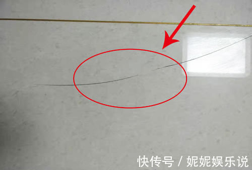 划痕|瓷砖上留下划痕怎么办？不用换新砖，老师傅教你一招，轻松修复