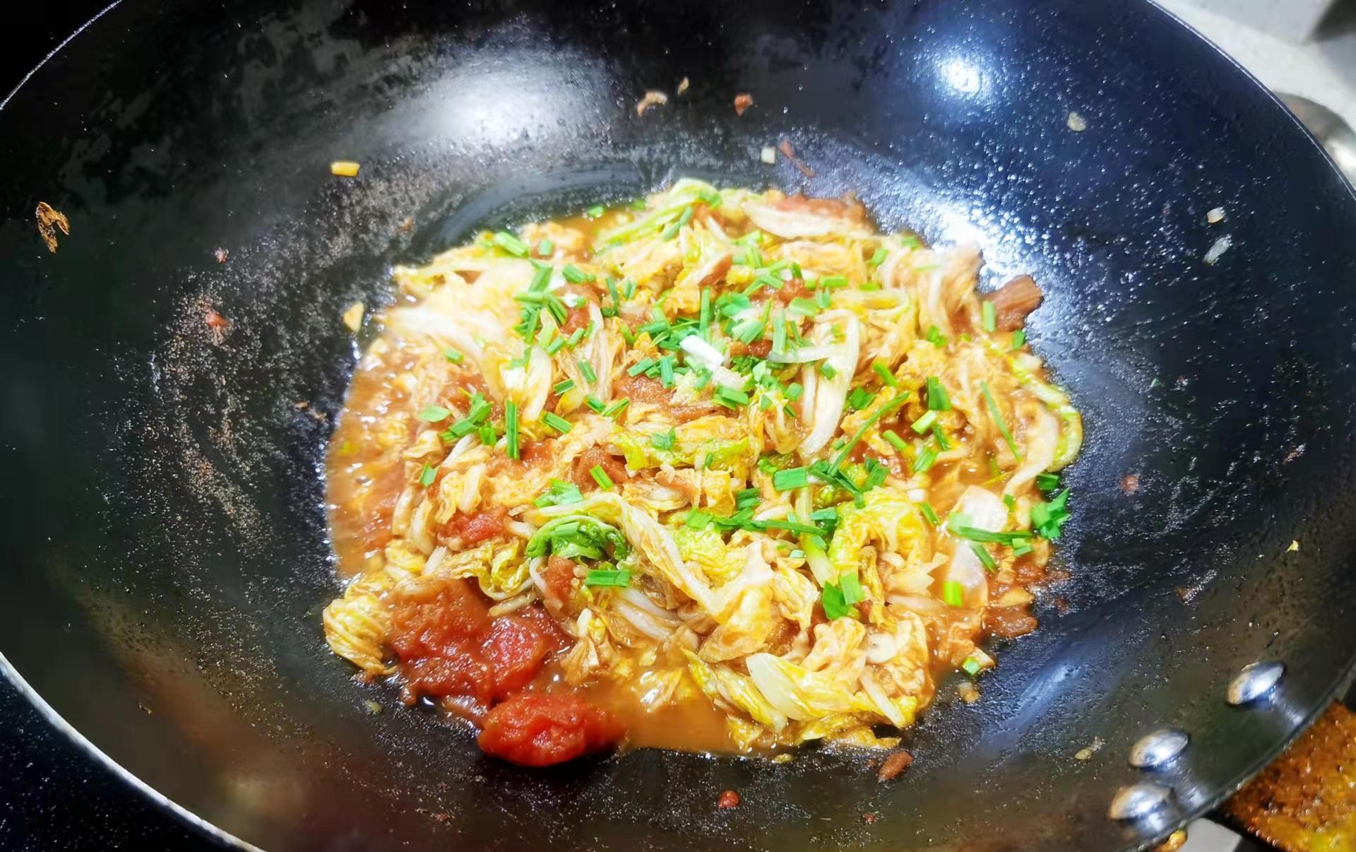 立冬后，西红柿和白菜结合，酸甜可口，省时又营养，不会吃可惜了