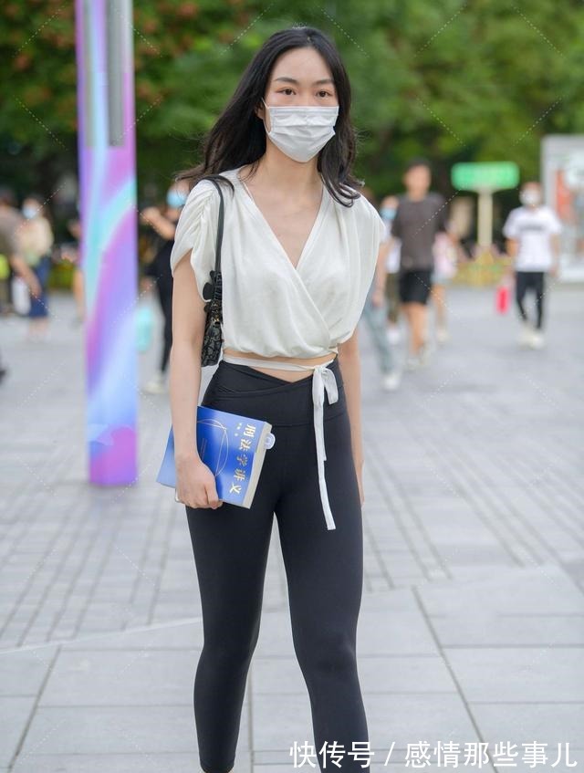 V领 V领休闲衫，搭配黑色运动裤，时尚感十足！
