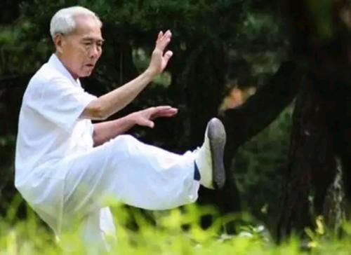 进入中年,起床时最好不要做这些“短命”的事,能改正的都要改了