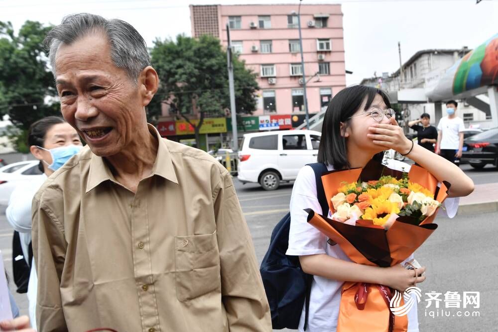 高考|山东部分高考生完成全部考试科目，镜头记录他们走出考场的那一刻