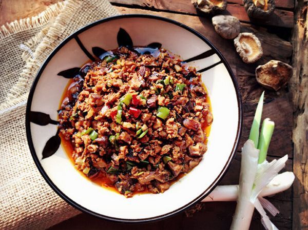 香菇|香菇肉酱自己做,做一次吃10天,能拌面能下饭!