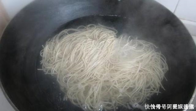 面馆|煮面条万万不可开水后才下锅,面馆大厨牢记这2点,面条更筋道