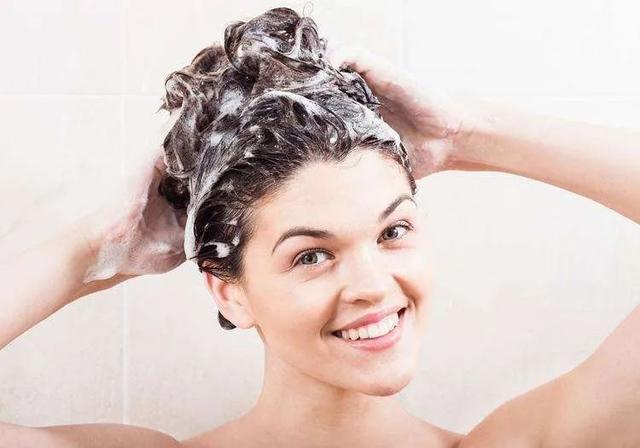 洗头|她五年内剖腹产4次,还学外国人不坐月子,如今现状怎样了