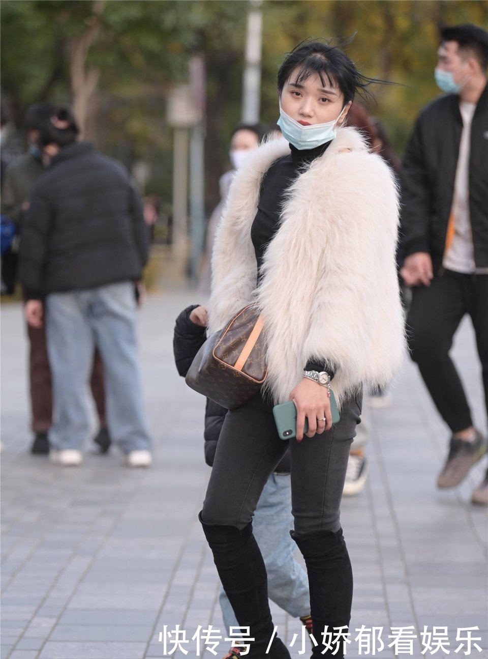 浅蓝色|街拍:美女搭配一款浅蓝色的牛仔夹克,看起来很好看