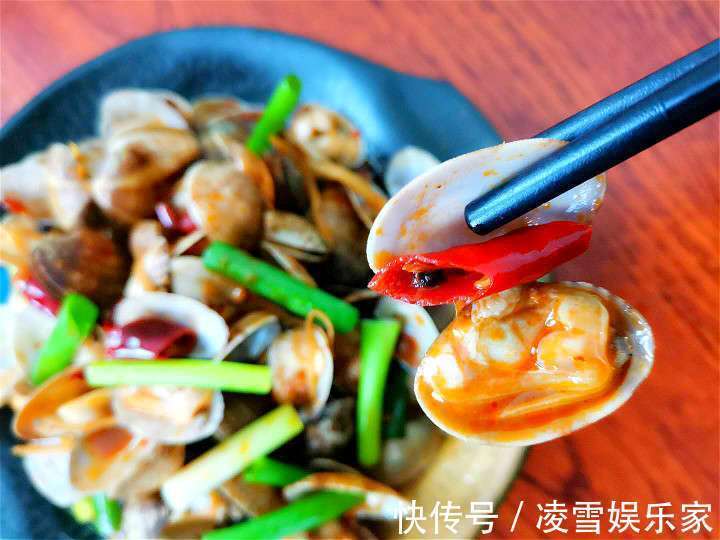 正确做法|炒花蛤时,有人焯水,有人直接炒,大厨都不对,教你正确做法