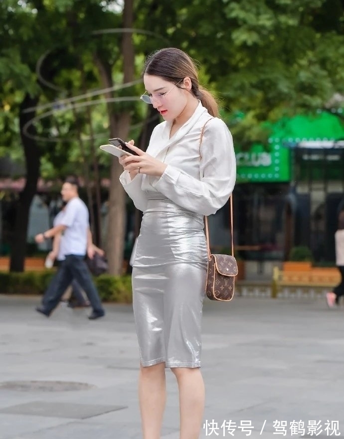 银色 银色半身裙真“亮眼”,搭配高跟鞋,乍一看以为是“贵妇”