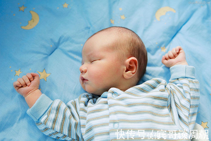 姿势|宝宝睡觉时头总向上拱?背后有这4大原因,最后一个不能忽视