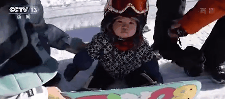滑雪|11个月大的萌娃不会走路却能单板滑雪！网友：“这次我没有比过穿尿不湿的”