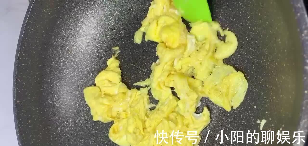 花菜炒得不好吃?多加一道工序,鲜嫩脆爽吃起来特别的香