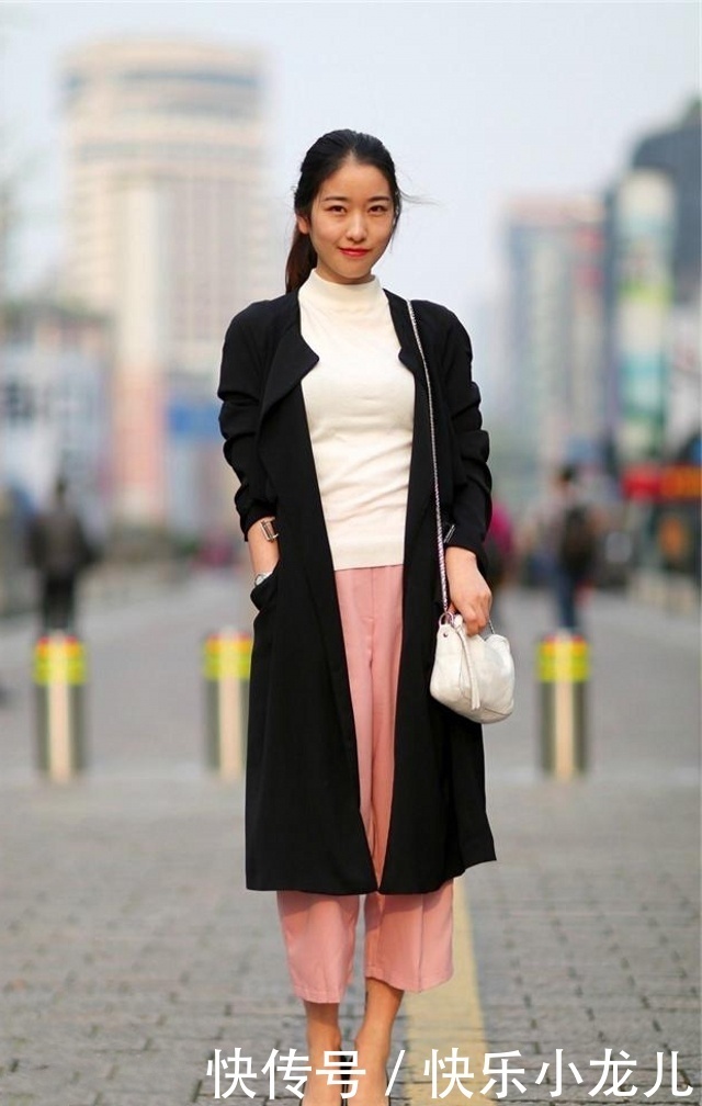 时尚穿搭，美女身材好颜值高，穿黑色的吊带，更显腿长