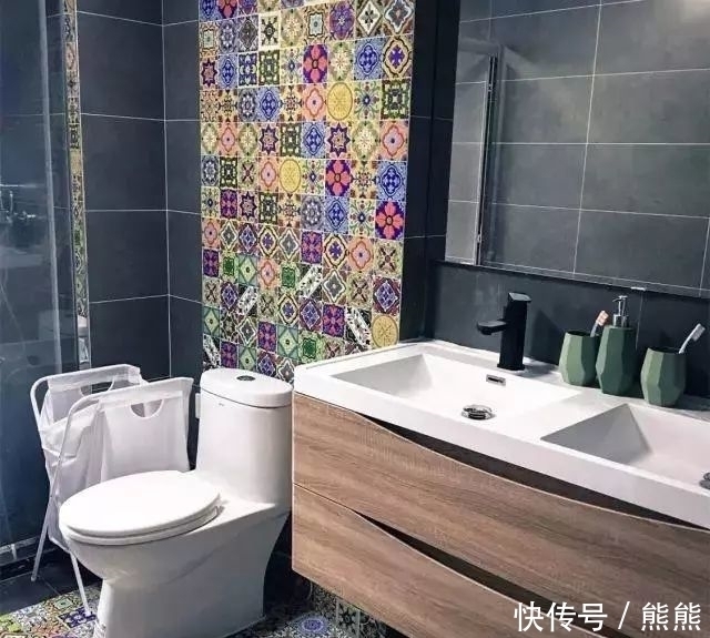 这些卫生间瓷砖也太帅了吧，果然有钱装修就是好看