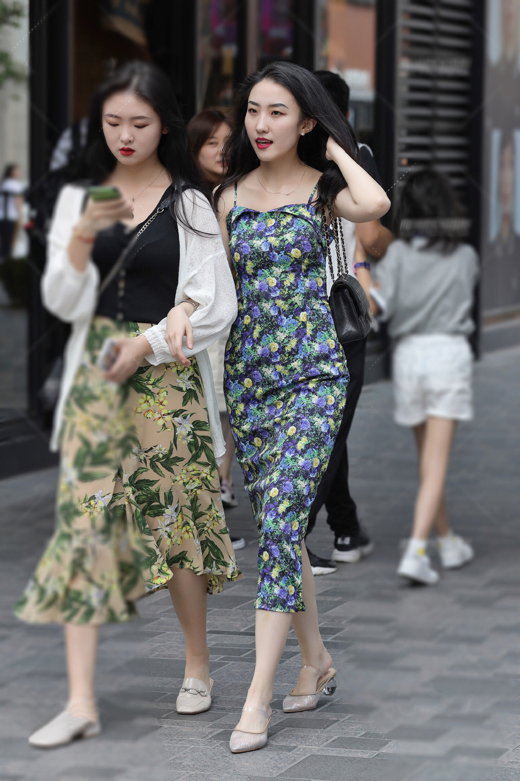 修身|风吹热浪,气质女生偏爱精致裙装,清凉修身又显气质