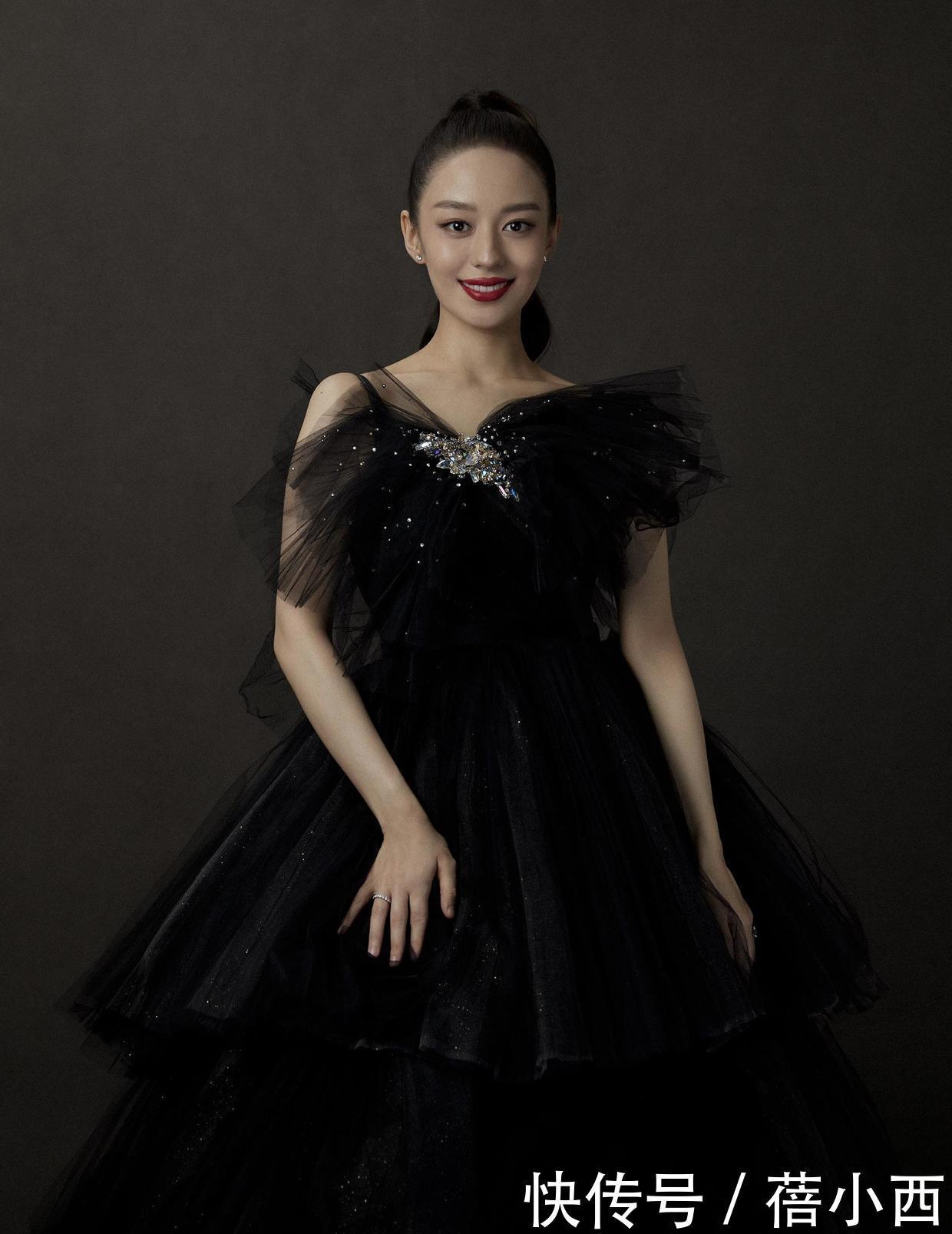 凹凸感|吉娜又穿出了我们想要的“凹凸感”,裸色上衣配牛仔裤,气质高级