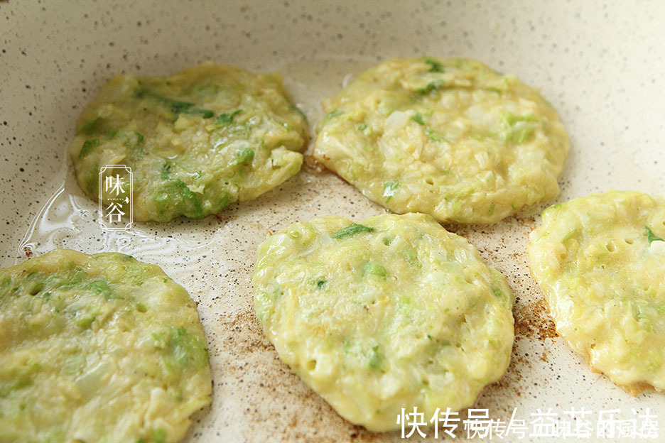 冬天这菜正当季,1块钱1斤做成早餐饼,不发酵不揉面,营养解馋