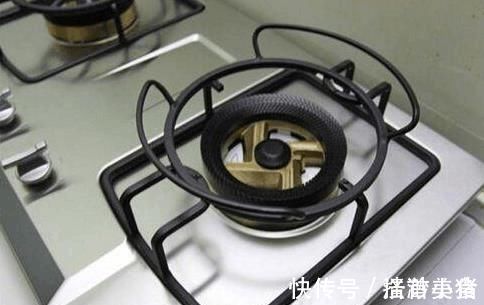 煤气灶越擦越脏10年老保姆教你1招,撒点“它”,洁净如新