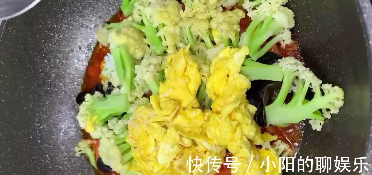 花菜炒得不好吃？多加一道工序，鲜嫩脆爽吃起来特别的香