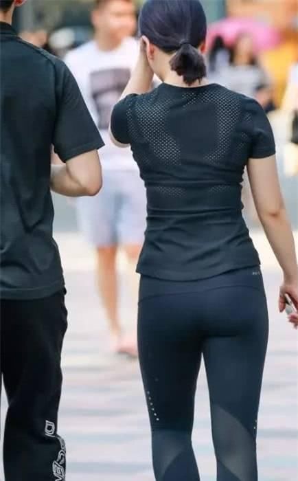 街拍美女穿紧身运动裤的性感小姐姐,身材优美