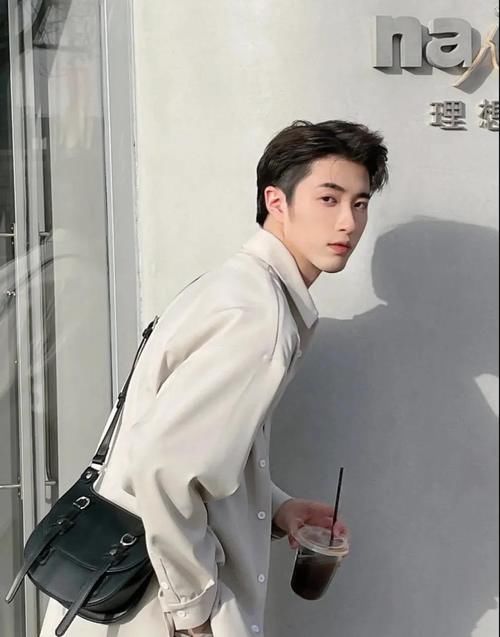 2021年潮流男生发型趋势图，理发师建议这3款，清爽帅气显精神！