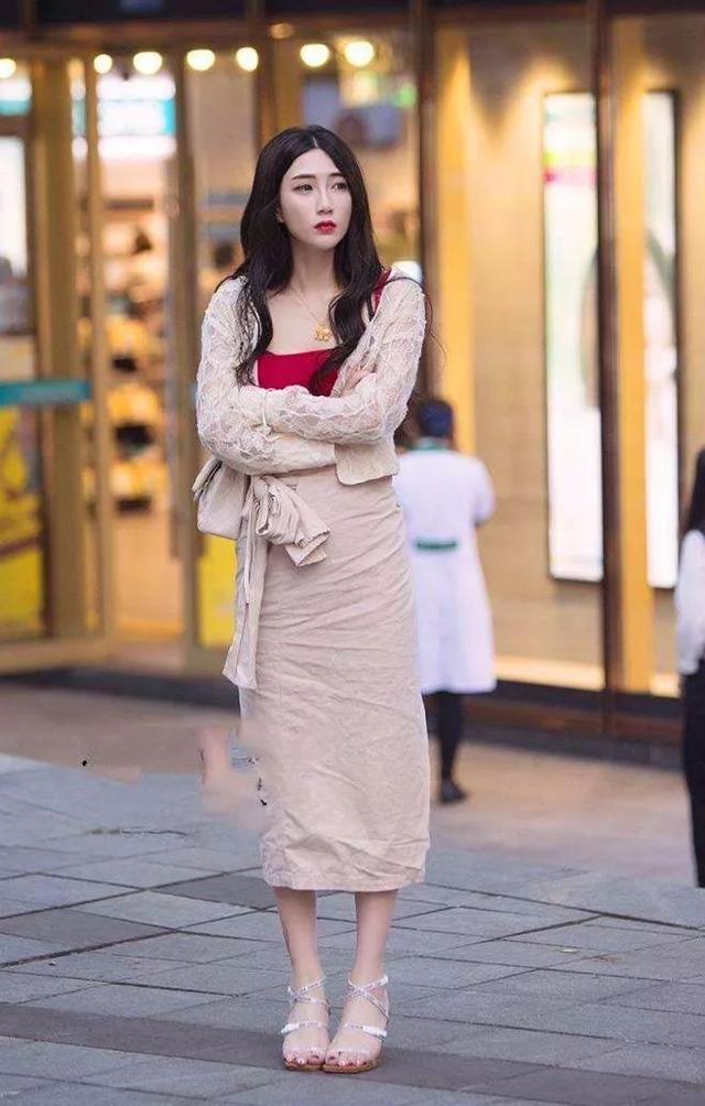 蕾丝|一头微卷长发的小姐姐,身穿吊带搭配微喇叭裤,展现出一种复古的美