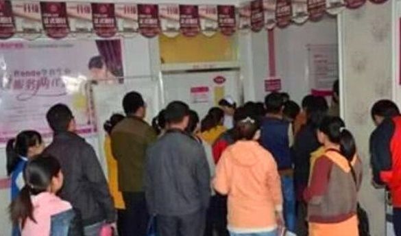 孩子|22岁产妇生孩子,家属来了18位,孩子刚出生所有人冲进了产房