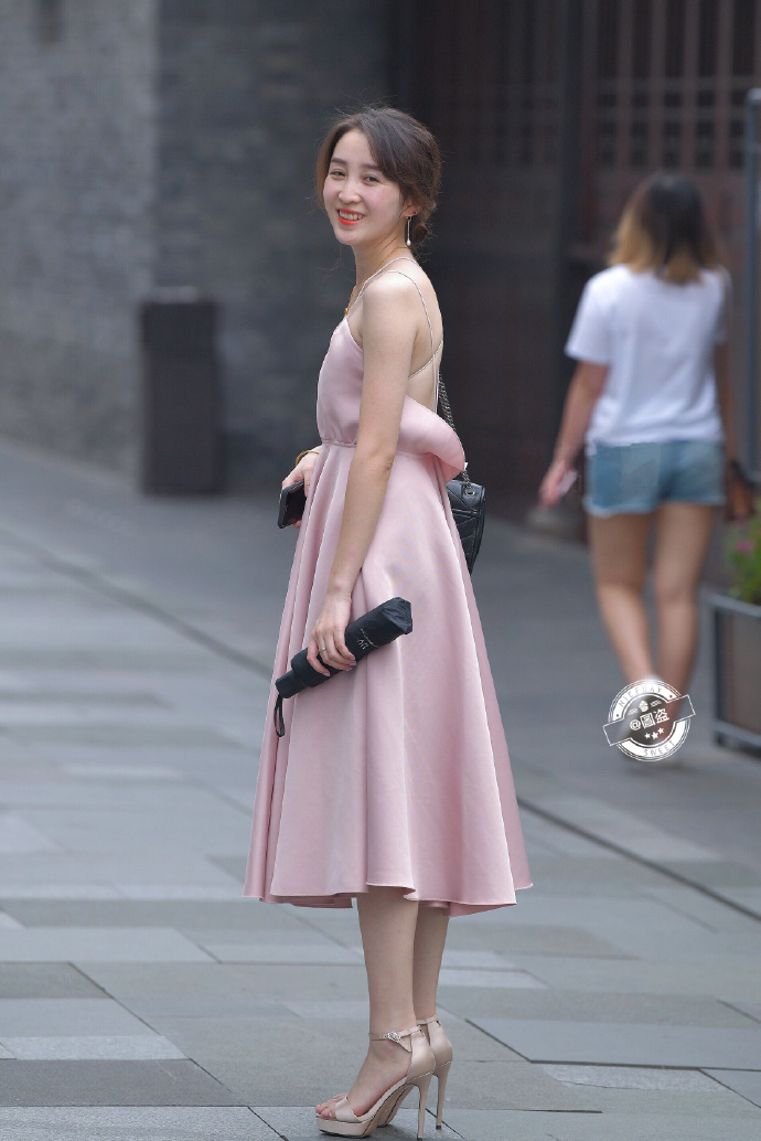 小姐姐|成熟的女人也很美,小姐姐粉色真丝裙秀性感身材