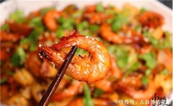 大虾别只会水煮，教你最好吃做法，香辣无腥味，满满一大锅不够吃