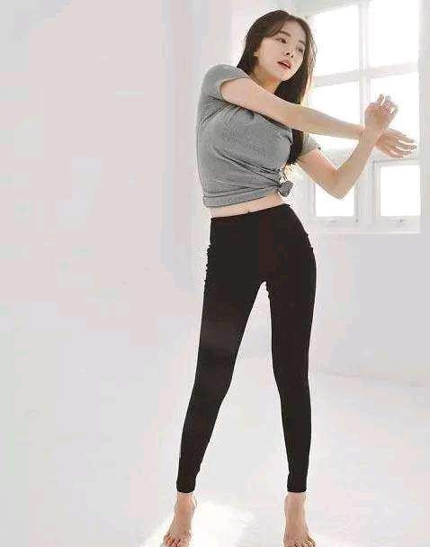 美女|时尚美女穿瑜伽裤，突出丰满身材，性感时尚！