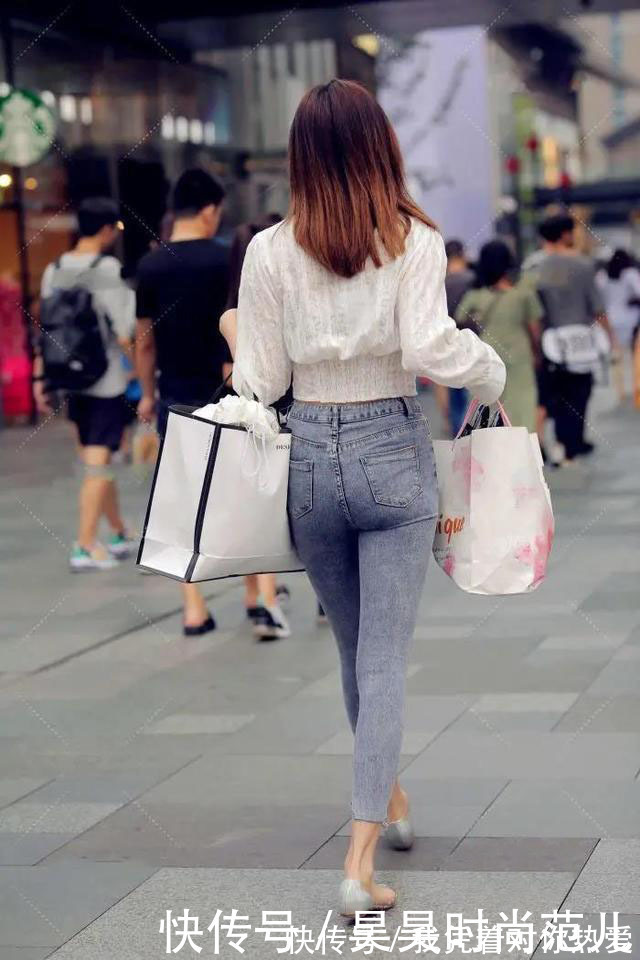 简约|白色V领小短衫+紧身牛仔裤搭配，简单时尚的穿搭，尽显青春靓丽美