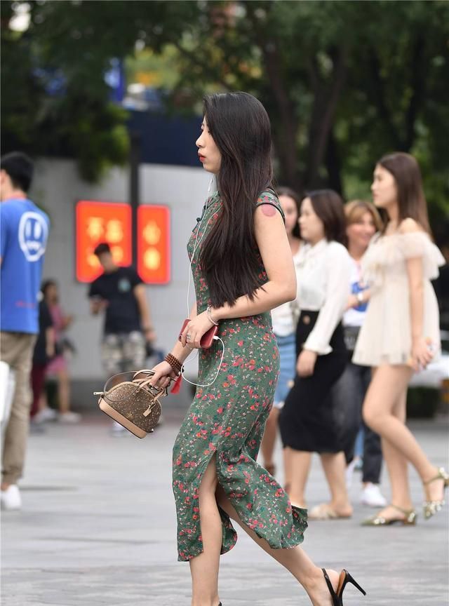 美女 绿色连衣裙,红色碎花,搭配鱼嘴细跟凉鞋,衬托微胖身材