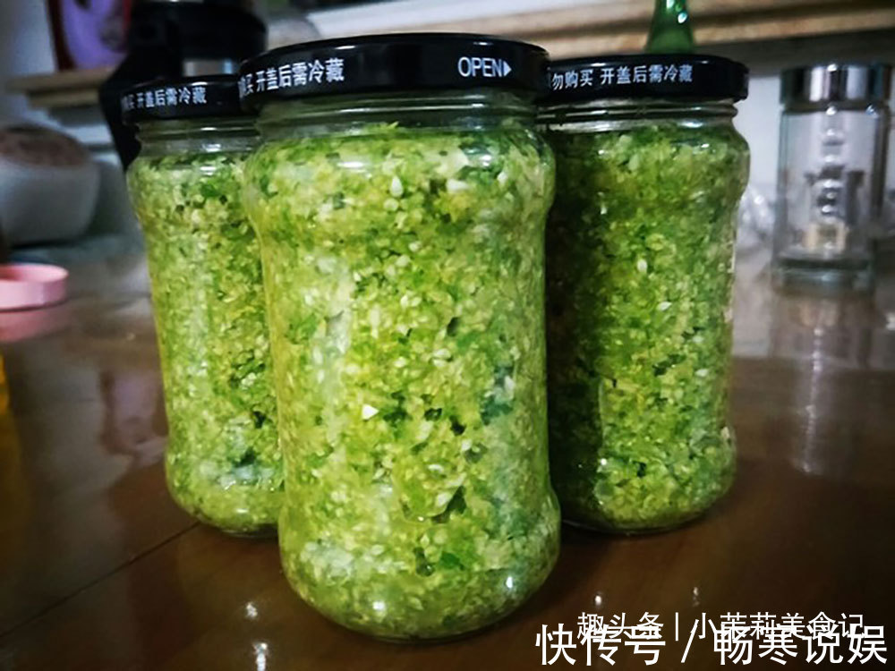 腌韭菜花,不能只放盐,母亲教我4招,韭菜花越嚼越香,能吃一年