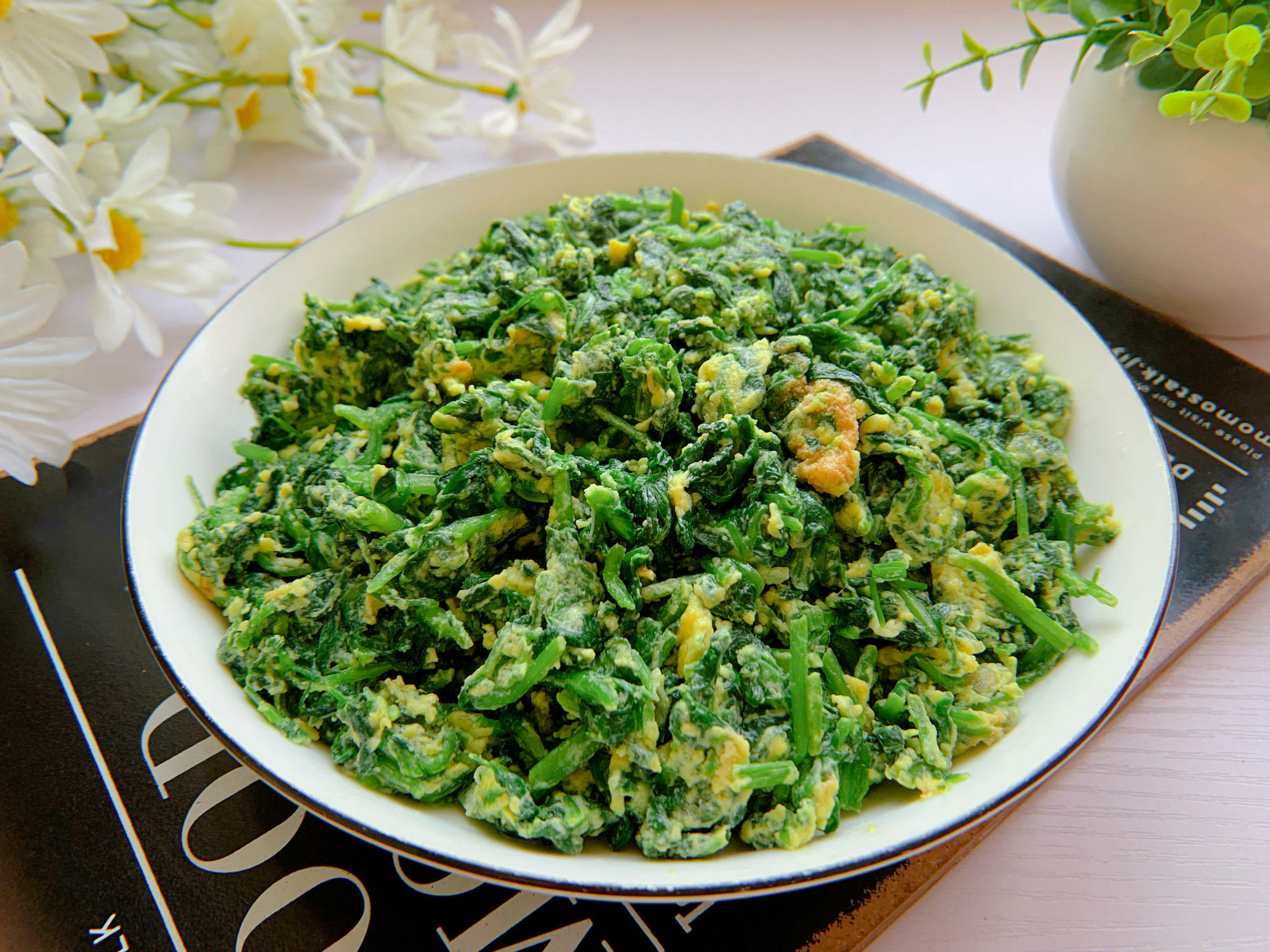 农村地里常见的一种野菜，新鲜翠绿，和鸡蛋炒一炒，营养又美味！