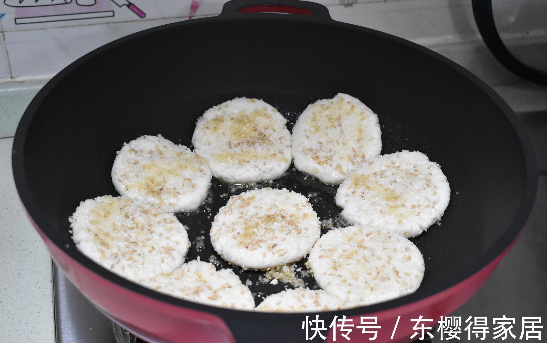 秋天就该多吃这食材，简单几步做成小饼，香脆软糯，好吃营养解馋