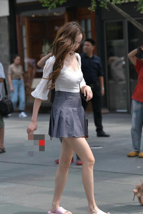 好看的小姐姐就算穿个拖鞋出街,也是那么的美