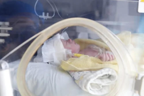 一个，两个，三个！高危产妇顺利产下三胞胎，幸福并蒙圈着，弟兄仨在妈妈肚子里挤在“套二房”