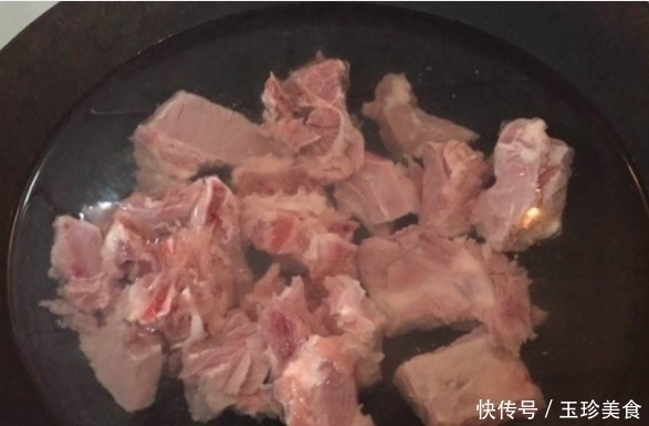炖排骨时,不要直接焯水,多做一步,排骨才会更好吃!
