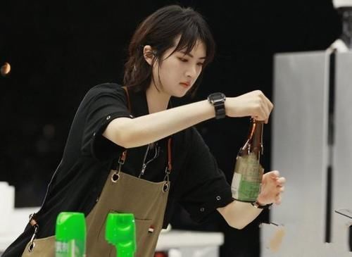 全员干活唯独姚安娜玩手机,连黄晓明讲话都忽视,这是有多大牌?