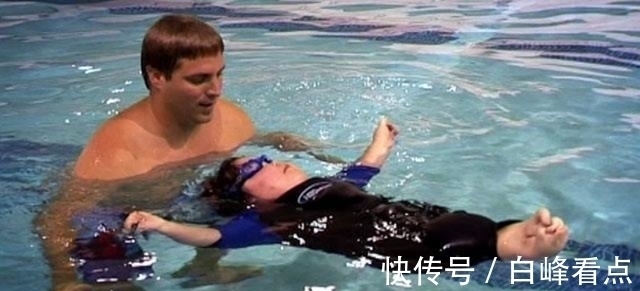 希洛|现实美人鱼女孩:没有双腿长了“人鱼尾”,却从未停止摇摆尾巴