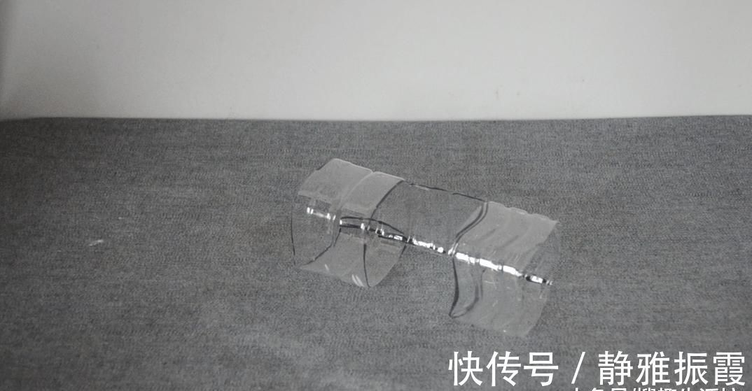 才知道窗帘旁放个塑料瓶的好处, 真是太实用了, 家家户户都用得到