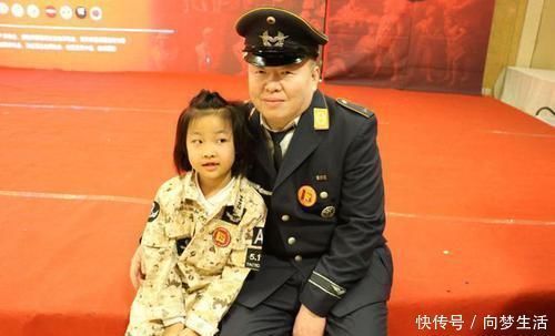 张生气|'最嫩奶爸'火了,在家带娃被误认成哥哥,妈妈:这就是我老公啊